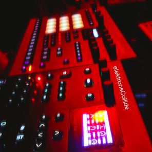 Robert Istoc – elektronsCollide
