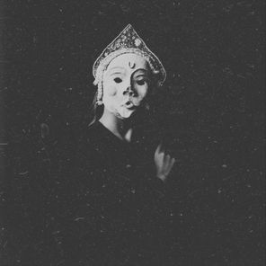 Alex Tomb, Nama Dama – Aperantos